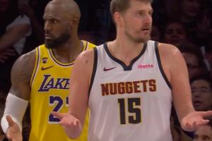 一时瑜亮！约基奇与詹姆斯两人同时摊手 表达对判罚的不满！