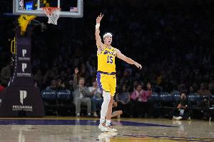 兢兢业业！里夫斯半场8中5&三分3中2拿到12分2板 首节10分