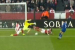 名场面！卡拉菲奥里在倒地情况下，蝎子摆尾封堵出对手近距离补射