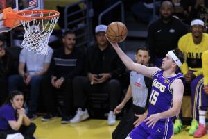 里夫斯近三战场均打40.8分钟 砍31分6.3板7助 命中率57%