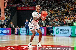 媒体人：广东一味提速遭反噬 可考虑将麦考尔换成足尺寸的五号位