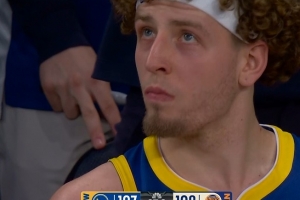 上个回合咋不这么干？勇士落后3分 波杰姆斯基突破来个快速两分