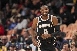 闲庭信步！库明加持球强攻 转身虚晃点飞防守上篮打中还要加罚