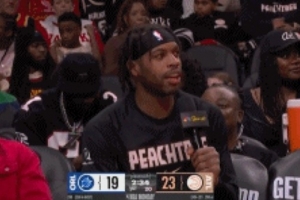 优哉游哉！希尔德场边手持麦克风 上次出战是2月10日