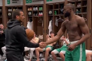 得分升至绿军队史前十！赛后马祖拉将比赛用球送给杰伦·布朗