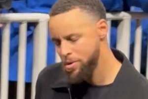 罕见黑脸！库里中场退场时被绿军球迷猛拽手臂 面色阴沉很不爽