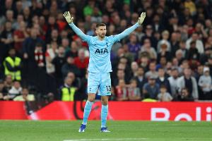 迪马济奥：热刺门将维卡里奥将接受疝气手术，有可能赛季报销