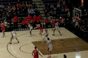 赶快调整状态！杨瀚森要位接传球脱手差点失误 好在队友拿回来