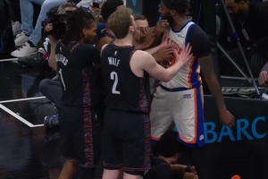 火药味！米切尔·罗宾逊强攻造杀伤 同时撞飞特拉奥雷引冲突