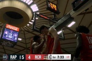 首当其冲！杨瀚森被吹防守犯规&队友给安抚 随后被换下