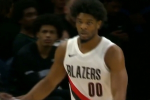 大刀阔斧！亨德森中路突破挤过防守人 起飞单臂暴力劈扣！