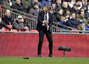 尼斯主帅、球员不满点球判罚：身后只是看台 这不该是点球