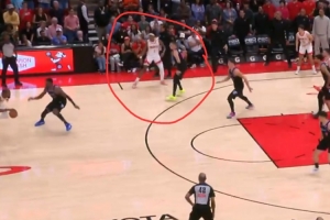 看球入迷了！最后一防希罗漏掉死敌阿门 让后者完成补篮绝杀