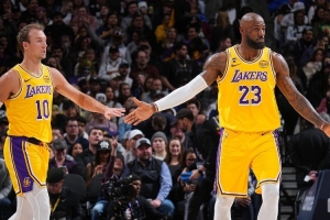 詹姆斯谈肯纳德绝杀：我向篮下行进吸引了防守 就是做好分内之事