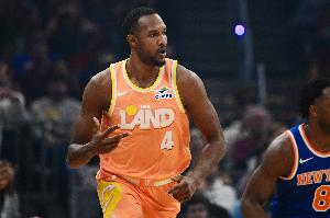 兢兢业业！莫布里10中8拿到18分8板另有2帽1断 罚球5中2