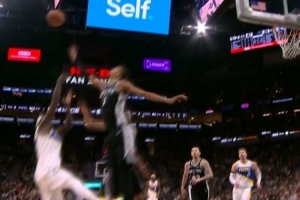 恐怖如斯！文班不吃晃原地起跳送出大帽 而且还拿到了球权！