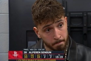 申京谈个人表现：感觉很好&保持侵略性 寻找队友也为我打开了局面