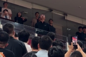 看看谁来了？中国男篮主帅郭士强来到现场 观看深圳VS江苏比赛