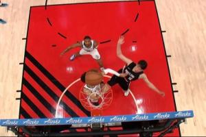 韦斯利第一个跑过来庆祝~杨瀚森内线一打二转身上篮 可惜加罚没进