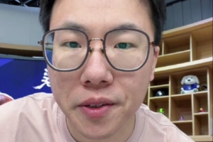 解说：小火车下个赛季能签的合同非常非常小 祝福托马斯吧