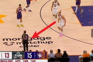 女裁判也不行！掘金包夹抢断 裁判哨声延迟判犯规&约基奇怒喷吃T