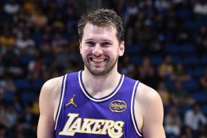 77太狠了！东契奇单节20+次数追平哈登 并列NBA历史第3！