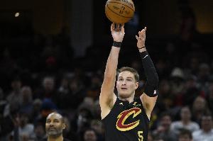 三分还没开！梅里尔半场7中2拿到7分 三分5投仅1中&有2次失误