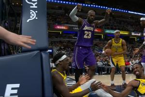 世界名画！詹姆斯欧洲步致步行者两人撞一起摔倒 老詹指着嘲讽