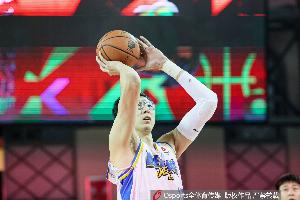 真该练练罚球了！周琦半场4罚全铁 仅得到3篮板1失误&正负值-10