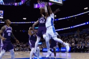 给新秀上强度！小卡特切入接球扛开雷诺直接双手隔扣