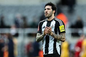 纽卡跟队记者：曼联将在今夏报价托纳利，队长B费也支持这笔引援