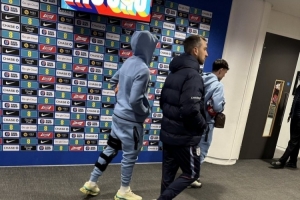 希望无大碍！马杜埃凯左膝戴着护具离开温布利球场