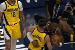 不是老队友吗？马瑟林与麦康纳争球都不松手险些冲突