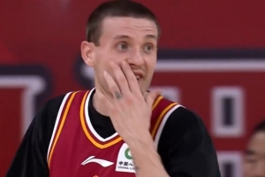 上半场打得很舒服！盖伊半场10中6&三分7中3砍下17分2板4助