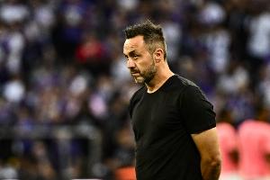 记者：热刺现在就想聘请德泽尔比执教球队，但他想等夏天再决定