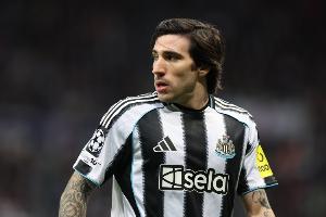 记者：曼联已通过中间人与托纳利经纪人谈判转会，球员持开放态度