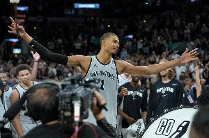 文班：我们最大进步是学会运用彼此优势 球队后场深度很棒