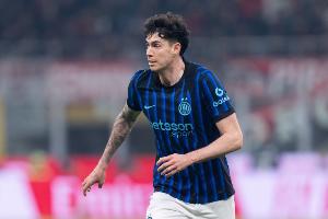 阿斯：巴萨今夏重点补强防线，引援目标包括巴斯托尼和武什科维奇