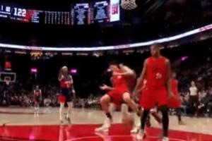 这不纯纯欺负人吗？里斯直接从背后抱摔杨瀚森 裁判吹双方技犯！