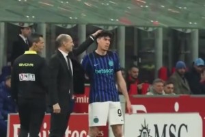 毕竟国家队中后卫！米兰德比时阿莱格里曾向巴斯托尼送上安慰