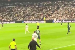 国外网友：瓜帅察觉到了巴尔韦德的危险，大声喊叫曼城球员来防守