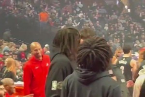 球迷在开拓者现场前排抓拍杨瀚森！理了头发就是精神呀！