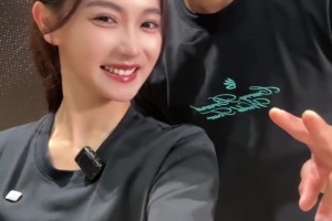 女主播金佳悦晒出自己与库里合影视频，祝福库里生日快乐！