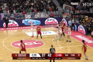 一览众山小！张子宇在篮下接球轻松放篮，对手只能举手目视