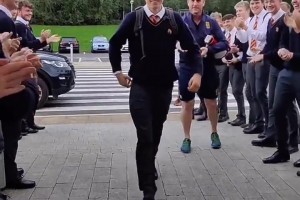 道曼回到学校也会是这样的待遇吧