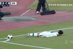我愿称之为今年最搞笑！韩国联赛球员开角球直接扑街