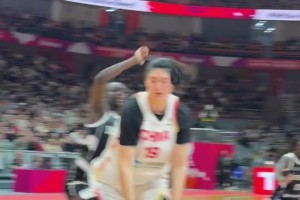 真的没法防呀！张子宇篮下强攻抛投打进，对手防守真尽力了！