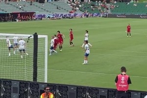 打破僵局的一脚！现场看王霜助攻邵子钦打进关键一球