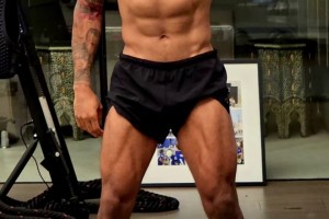 48岁亨利这身材无敌，不比C罗差多少！鲁尼表示这是科幻片