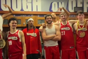 杨瀚森长肌肉没？看看杨瀚森和混音队队友们合影